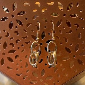 ✨5/$25✨Elegant Gold Dangle Earrings